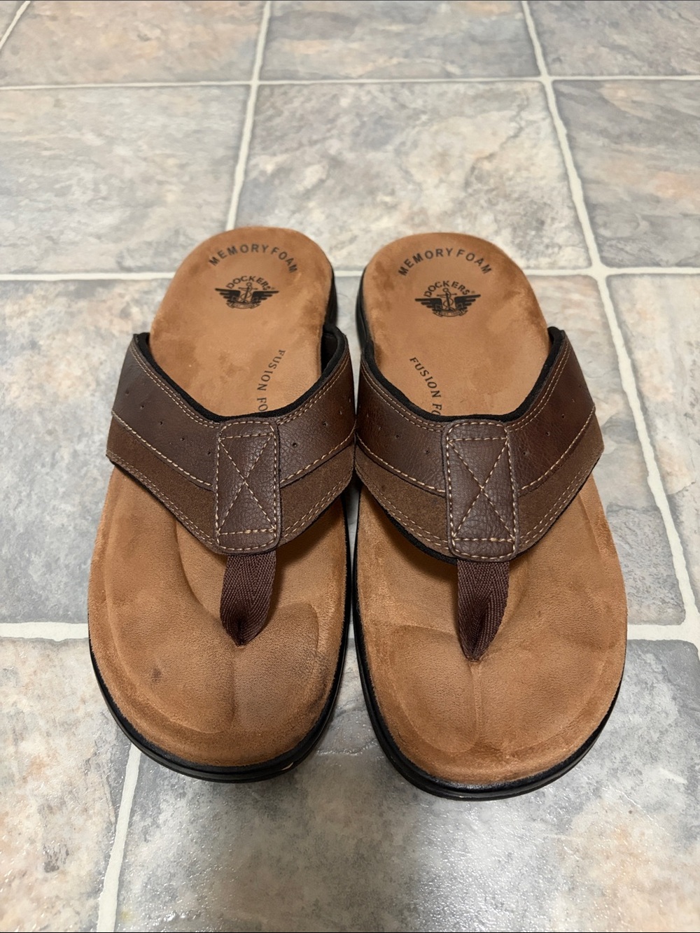 Dockers Men's Brown Leather-Style Memory Foam Thong Sandals
